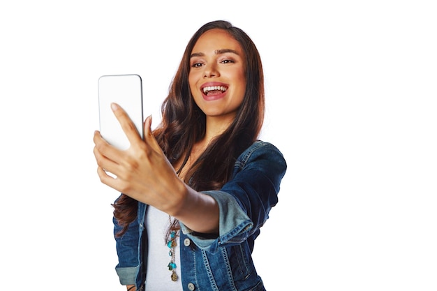 Moda donna felice e selfie del telefono su sfondo bianco isolato per l'immagine del profilo dei social media o la videochiamata Modello influencer e tecnologia di fotografia mobile nei blog sullo sfondo del mockup