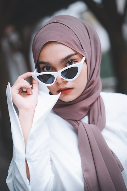 Moda donna musulmana che indossa hijab e occhiali da sole