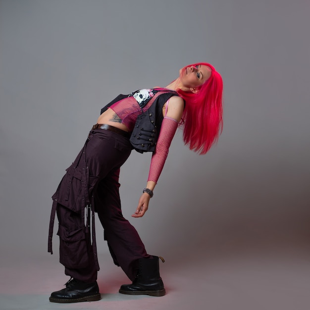 Moda futuristica una giovane donna brillante e attraente con i capelli rosa