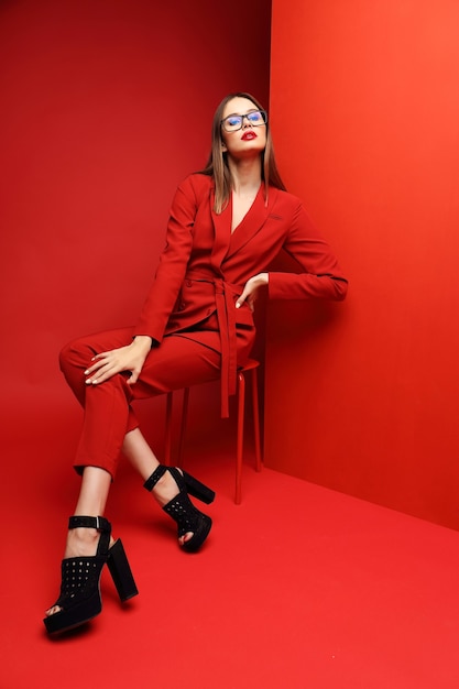 Moda giovane donna in abito rosso