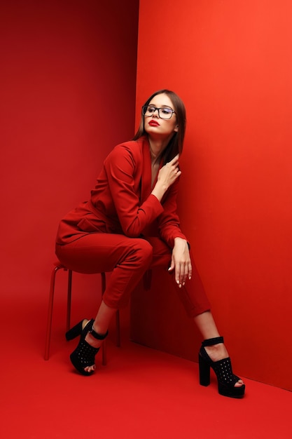 Moda giovane donna in abito rosso