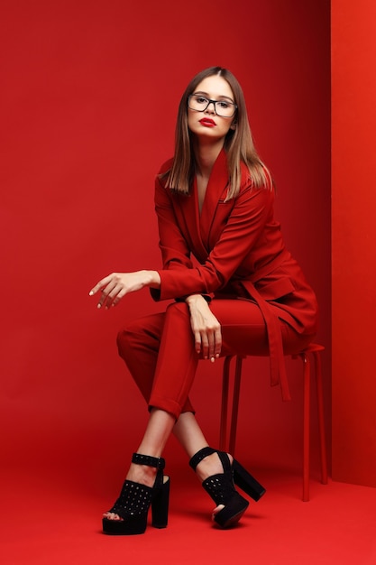 Moda giovane donna in abito rosso