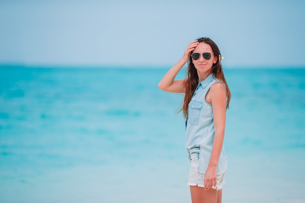 Moda giovane donna in abito verde sulla spiaggia