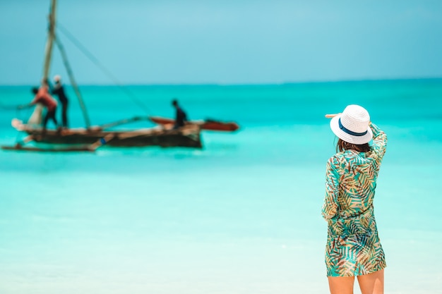 Moda giovane donna in abito verde sulla spiaggia