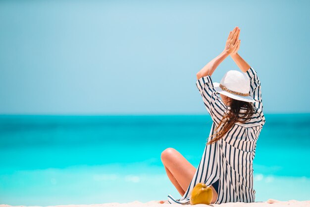 Moda giovane donna in abito verde sulla spiaggia