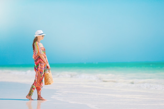 Moda giovane donna in un bellissimo abito sulla spiaggia