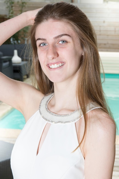 Moda giovane donna modele ritratto sotto piscina sfondo blu