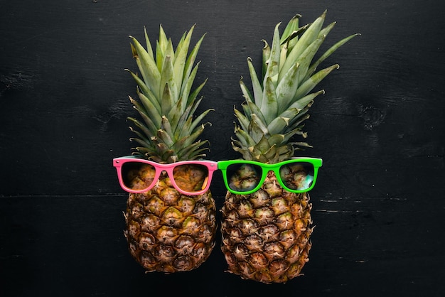 Moda Hipster Ananas Frutta Ananas tropicale con occhiali da sole Concetto di arte creativa Vista dall'alto Spazio libero per il testo