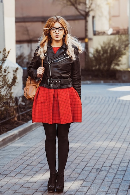 Moda hipster ritratto di giovane bella donna bionda in posa all'aperto in estate