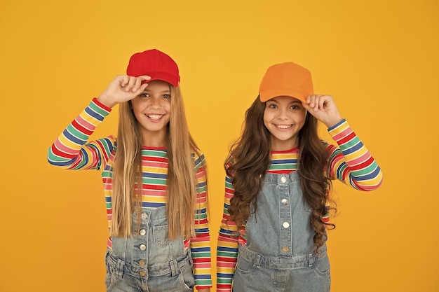 Moda moderna Moda per bambini Cappellino per capelli lunghi per ragazze Cappellino per bambini carino Cappello snapback Bambine che indossano berretto da baseball Abiti abbinati Trendy e stravagante Negozio di moda Accessorio indispensabile