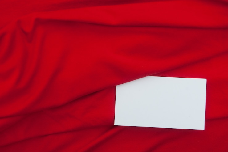 Foto moda panno rosso brillante con biglietto da visita in bianco