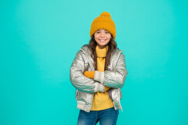 Moda per la stagione autunnale. adolescente in piumino d'argento. vestiti caldi alla moda. infanzia felice. negozio di accessori per bambini. goditi il tempo durante le vacanze di natale. bambino alla moda sorridente.