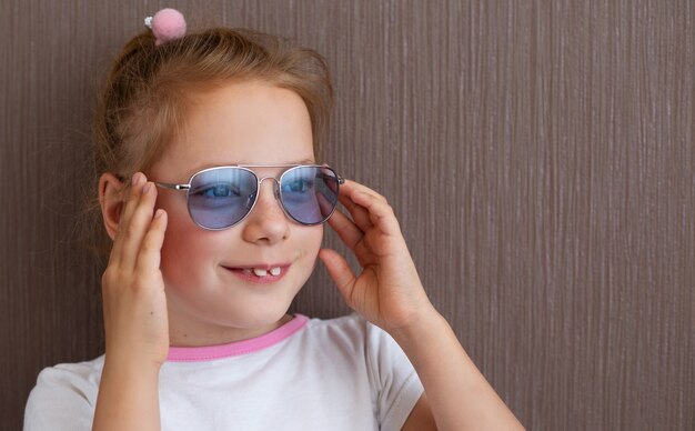 Moda Ragazza carina bambino in occhiali da sole