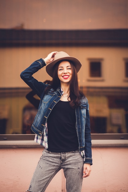 Moda ragazza in cappello e jeans