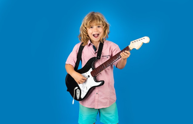 Moda ragazzo di campagna americano che suona musica Bambino sorridente felice che impara a suonare la chitarra