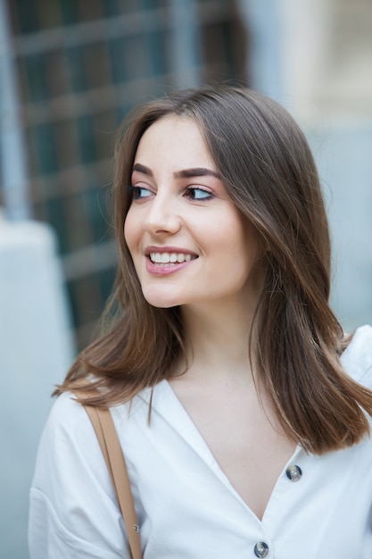 Moda ritratto di elegante bella bruna giovane donna all'aperto