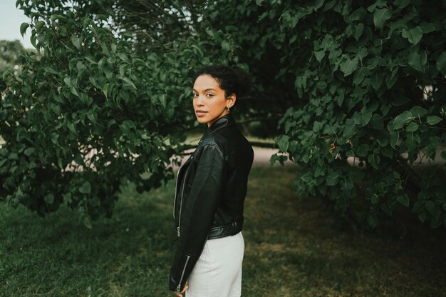 Moda ritratto di giovane donna afroamericana di bellezza naturale sicura di sé attraente con capelli afro