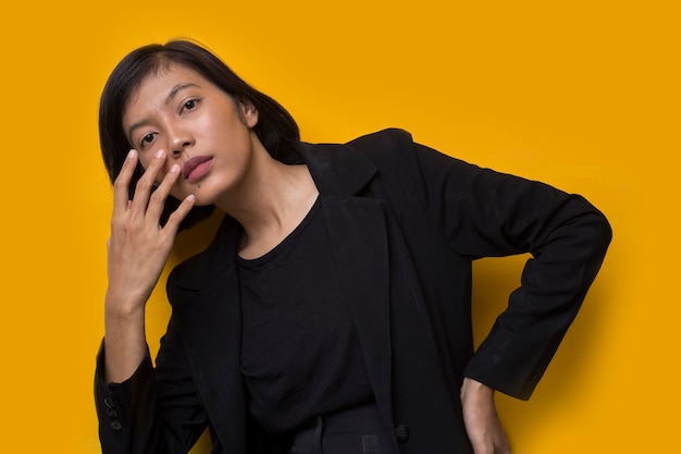 Moda ritratto di giovane donna asiatica su sfondo giallo