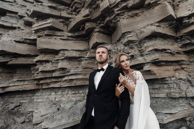 Moda sposa e sposo all'aperto