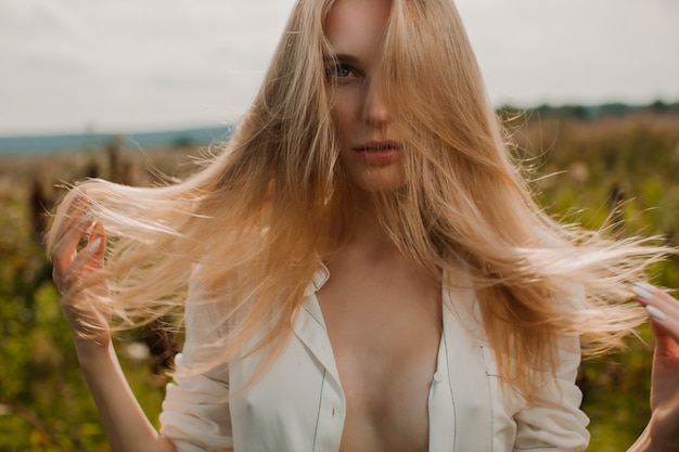 Modella affascinante con i capelli lunghi che scorre nel vento.