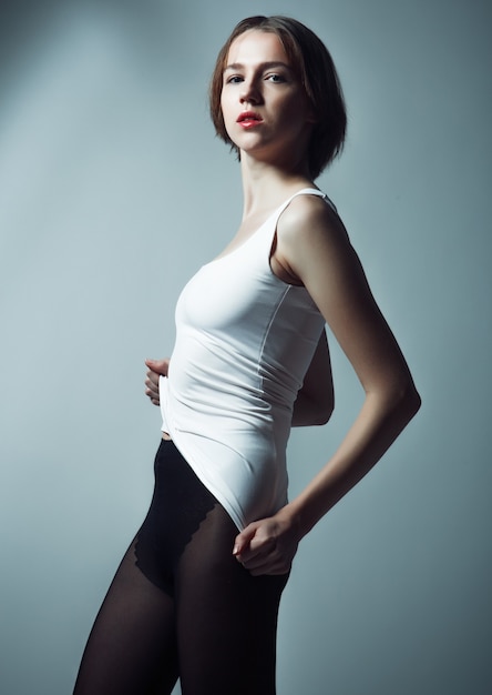 Modella con capelli biondi corti, foto in studio