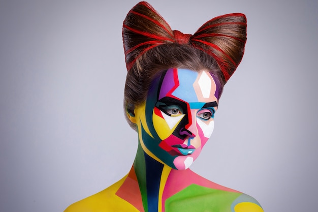 Modella con un trucco creativo pop art sul viso.