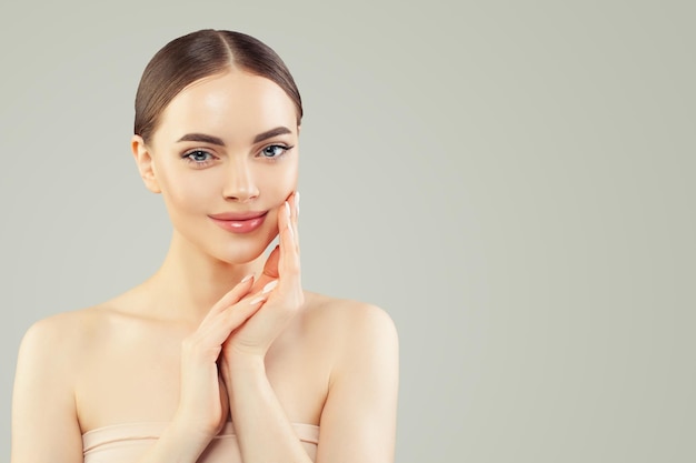 Modella di spa carina con la pelle limpida concetto di cura della pelle e del viso