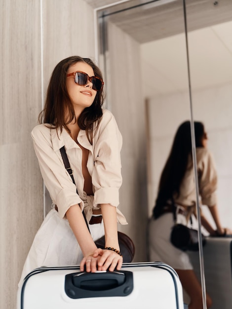 Modella femminile caucasica attraente e elegante con capelli alla moda e vestiti eleganti