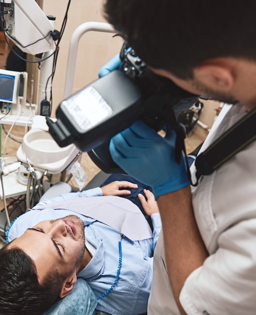 Modella il tuo dentista del sorriso con la fotocamera che fa sorridere i pazienti dopo il trattamento con una fotocamera speciale