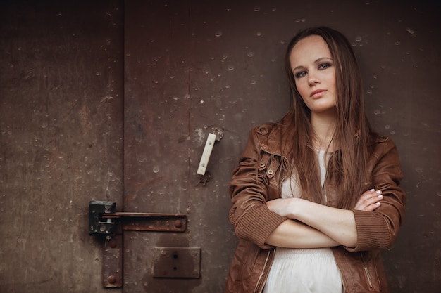 Modella ragazza su sfondo industriale di struttura metallica stile grunge brutale gotico