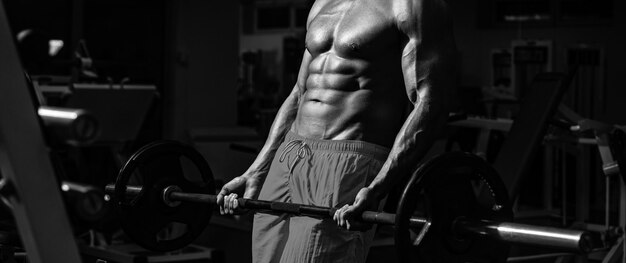 modelli di banner con uomo muscoloso torso muscoloso muscolo abdominale six pack uomo sportivo che fa bici sollevamento barbell uomo muscolare che lavora in palestra facendo esercizi uomo forte torso nudo abdominale