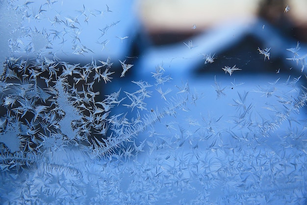 modelli di brina sul vetro della finestra, sfondo astratto brina invernale neve