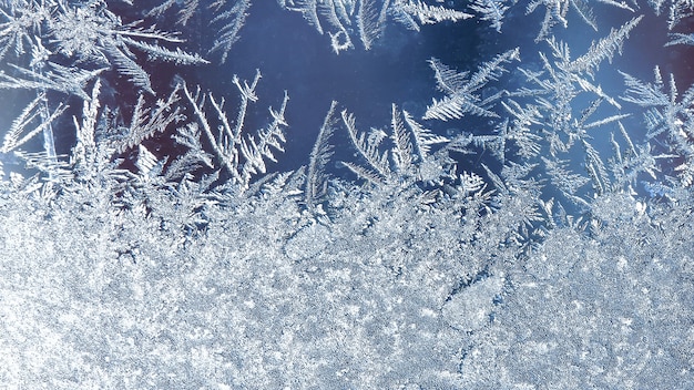 Modelli di brina sulla finestra, sfondo di brina. Modello gelido sul vetro della finestra invernale