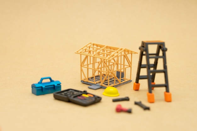 Modelli di case e modelli di equipaggiamento Ci sono modelli di caschi da costruzione gialli.