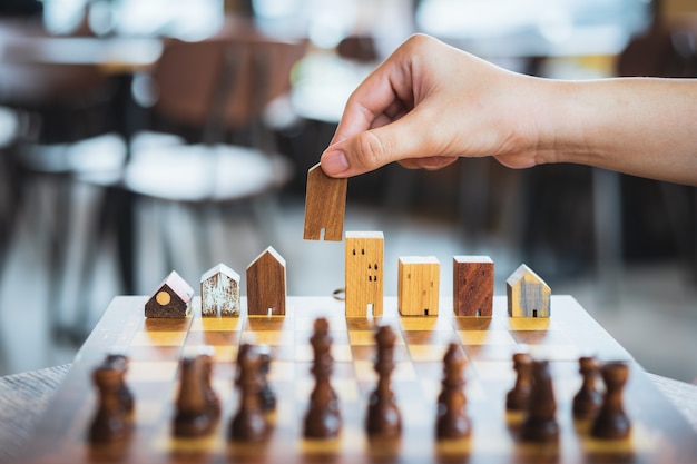 Modelli di costruzione e casa nel gioco degli scacchi, distretto finanziario aziendale e commerciale.