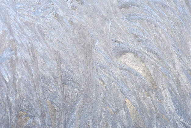 Modelli di ghiaccio sulla finestra congelata. stagione invernale