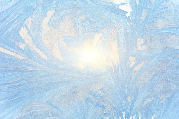 Modelli di ghiaccio sulla neve di vetro sullo sfondo invernale della finestra