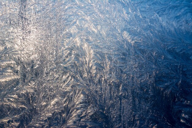 Modelli invernali sul vetro delle finestre.