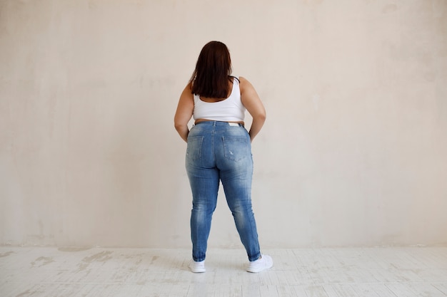 Modello a figura intera plus size in posa in studio