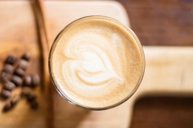 Modello a forma di cuore di arte del latte del caffè, San Valentino per fondo