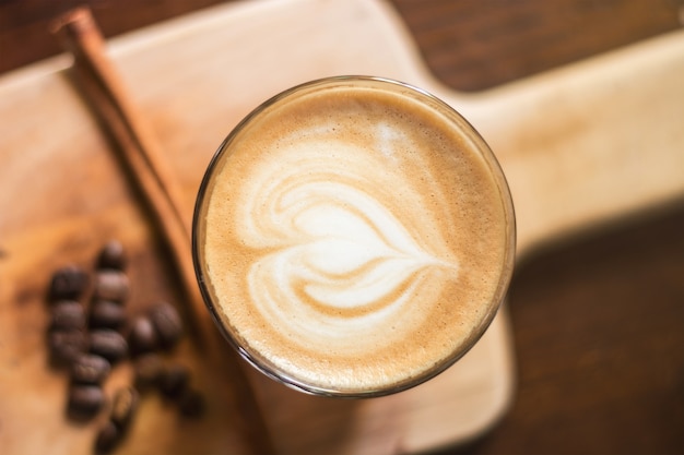 Modello a forma di cuore di caffè latte art