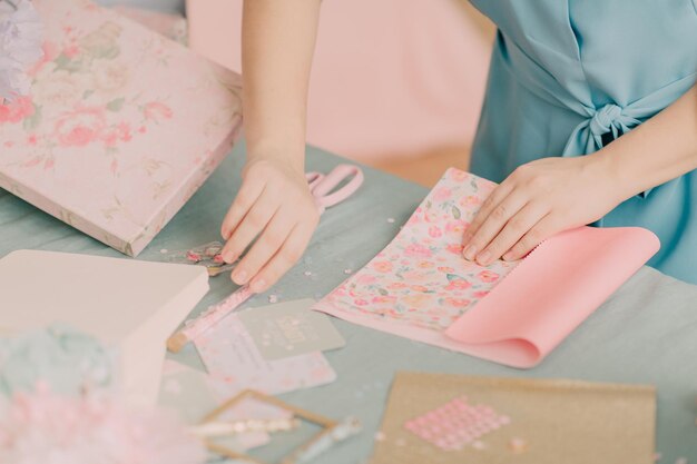 Modello a mano, lavoro di cucito, posto di lavoro di design, lavoro con forbici in tessuto