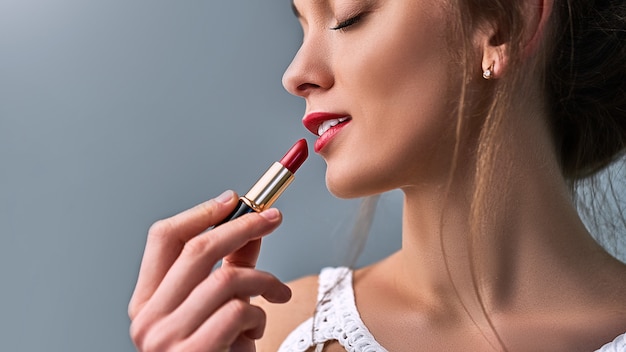 Modello alla moda bella sensuale donna caucasica con rossetto rosso opaco brillante