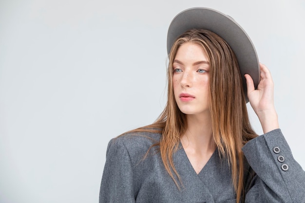 Modello alla moda che regola lo sguardo grigio del cappello