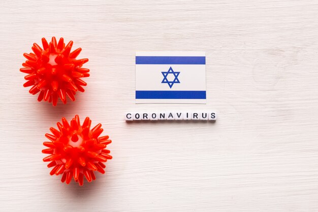 Modello astratto di ceppo virale del 2019-nCoV Medio Oriente sindrome respiratoria coronavirus o coronavirus COVID-19 con testo e bandiera Israele su sfondo bianco. Concetto di protezione da pandemia di virus.