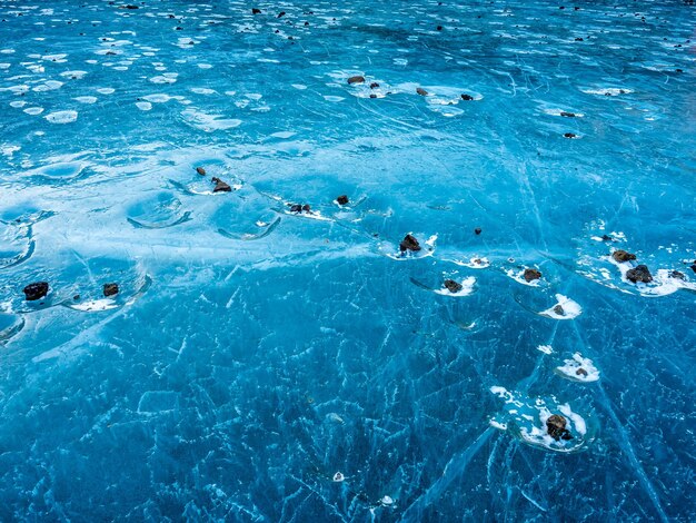 Modello astratto di ghiaccio sul lago al cratere Kerid vecchio vulcano tranquillo in Islanda nella stagione invernale