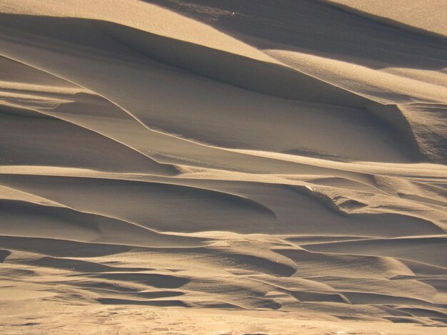 Modello astratto di onde su un campo innevato Russia artica