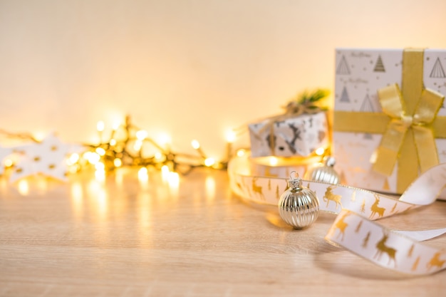 Modello bianco della cornice del ritratto con i regali di natale, luci boken Foto di alta qualità