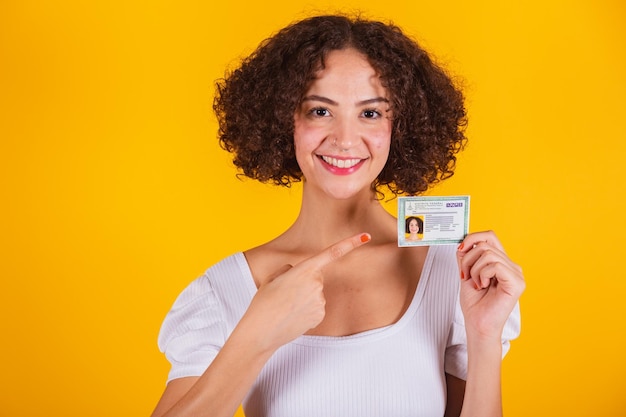 Modello caucasico che indossa camicia bianca e jeans blu con nazionalità e carta d'identità tradotta in inglese