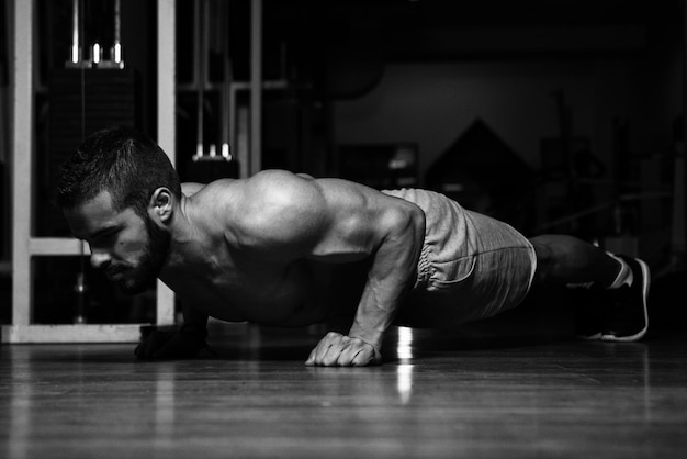 Modello che fa le flessioni in palestra